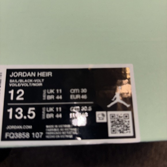 New Air Jordan Heir Basketball Shoes - Color - Sail/Black/Volt - Size 11 - Picture 7 of 16